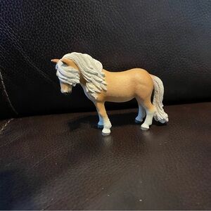SCHLEICH-Icelandic Palomino Pony Mare Horse Figurine